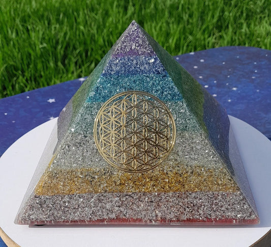 Pirámide Orgonita 7 Chakras- Flor de la Vida- 200mm de Base - mundoorgon