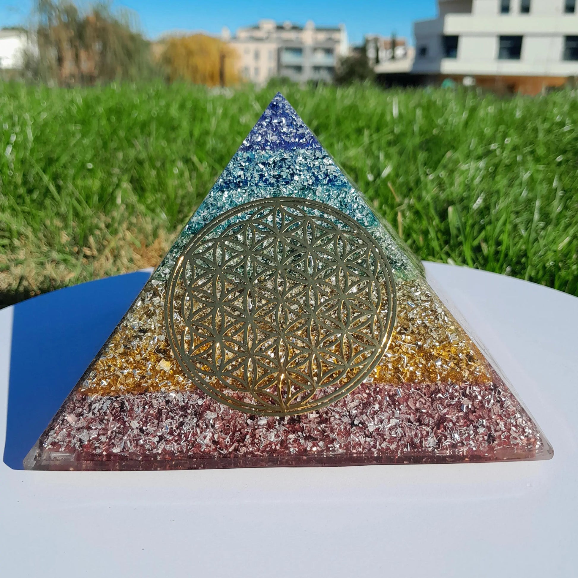 Pirámide Orgonita 7 Chakras con Flor de la Vida Dorada- 140mm de Base- Orgone Energy