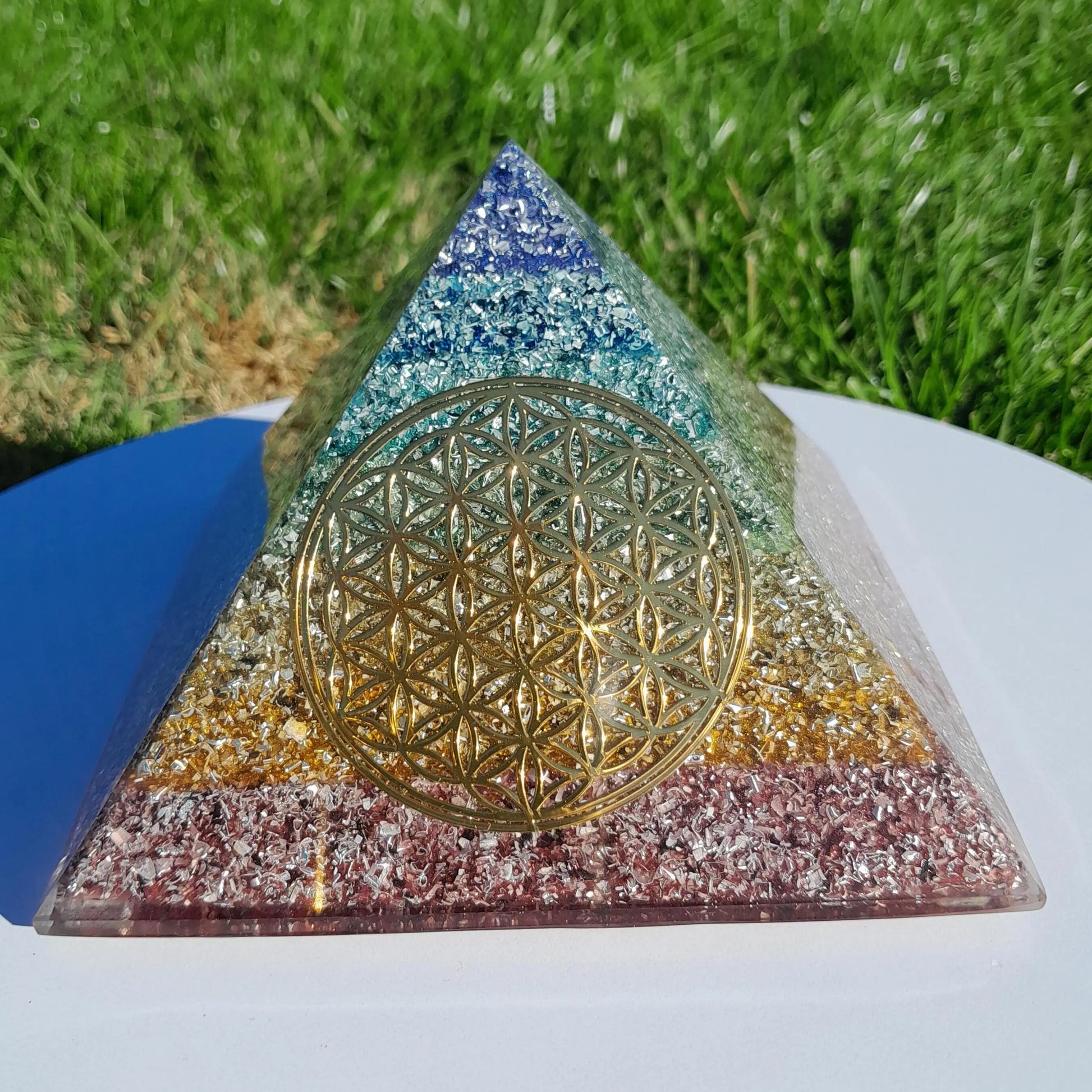 Pirámide Orgonita 7 Chakras con Flor de la Vida Dorada- 140mm de Base- Orgone Energy