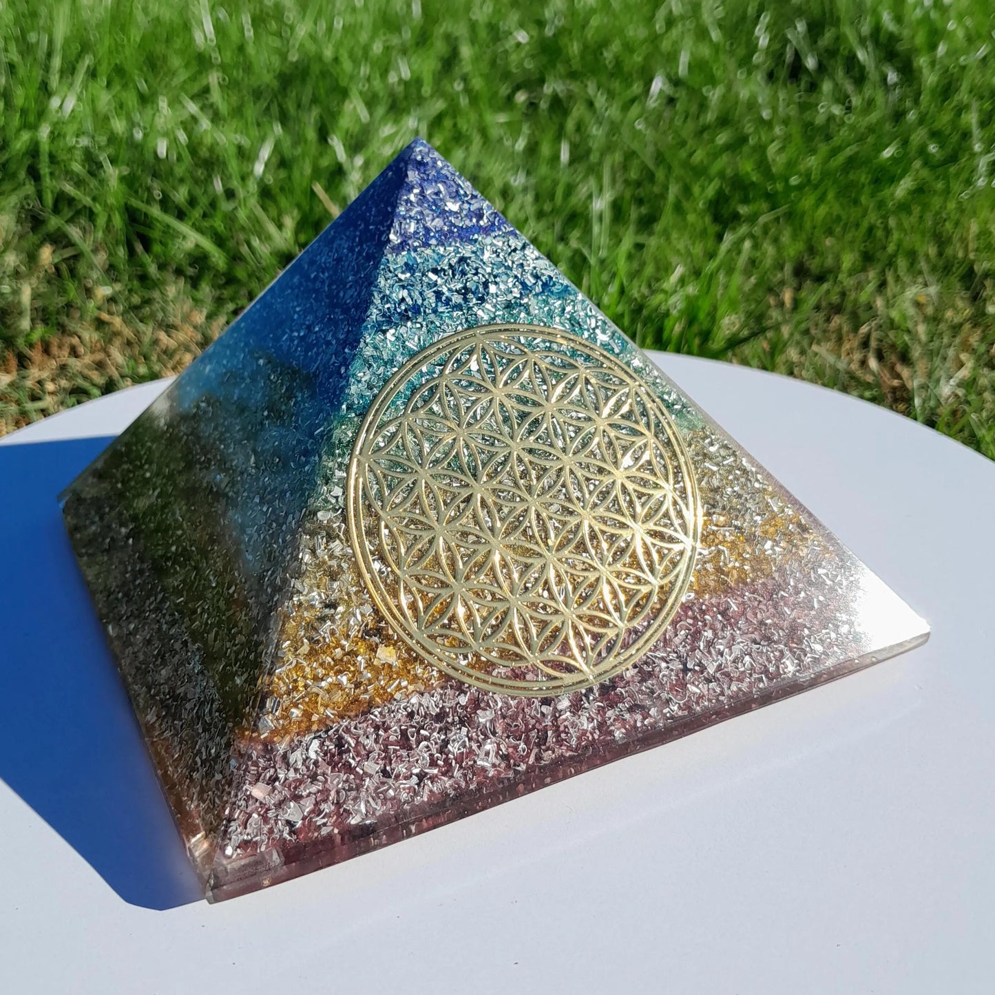 Pirámide Orgonita 7 Chakras con Flor de la Vida Dorada- 140mm de Base- Orgone Energy