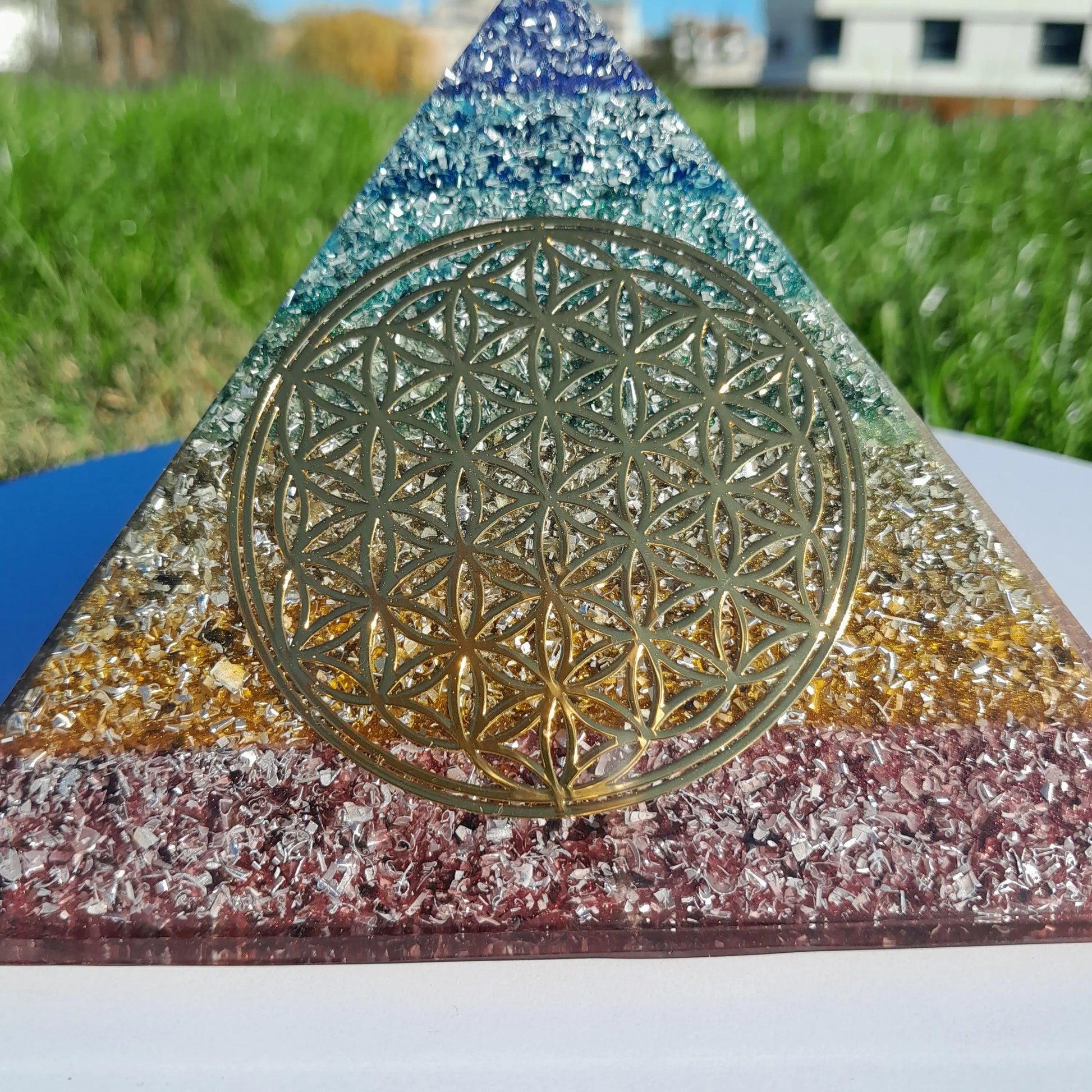 Pirámide Orgonita 7 Chakras con Flor de la Vida Dorada- 140mm de Base- Orgone Energy