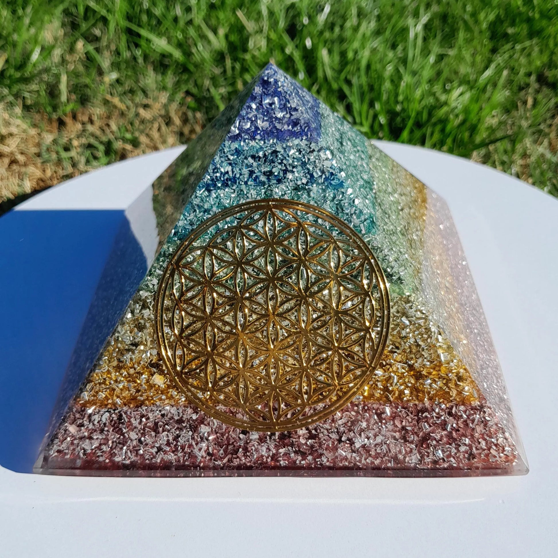 Pirámide Orgonita 7 Chakras con Flor de la Vida Dorada- 140mm de Base- Orgone Energy