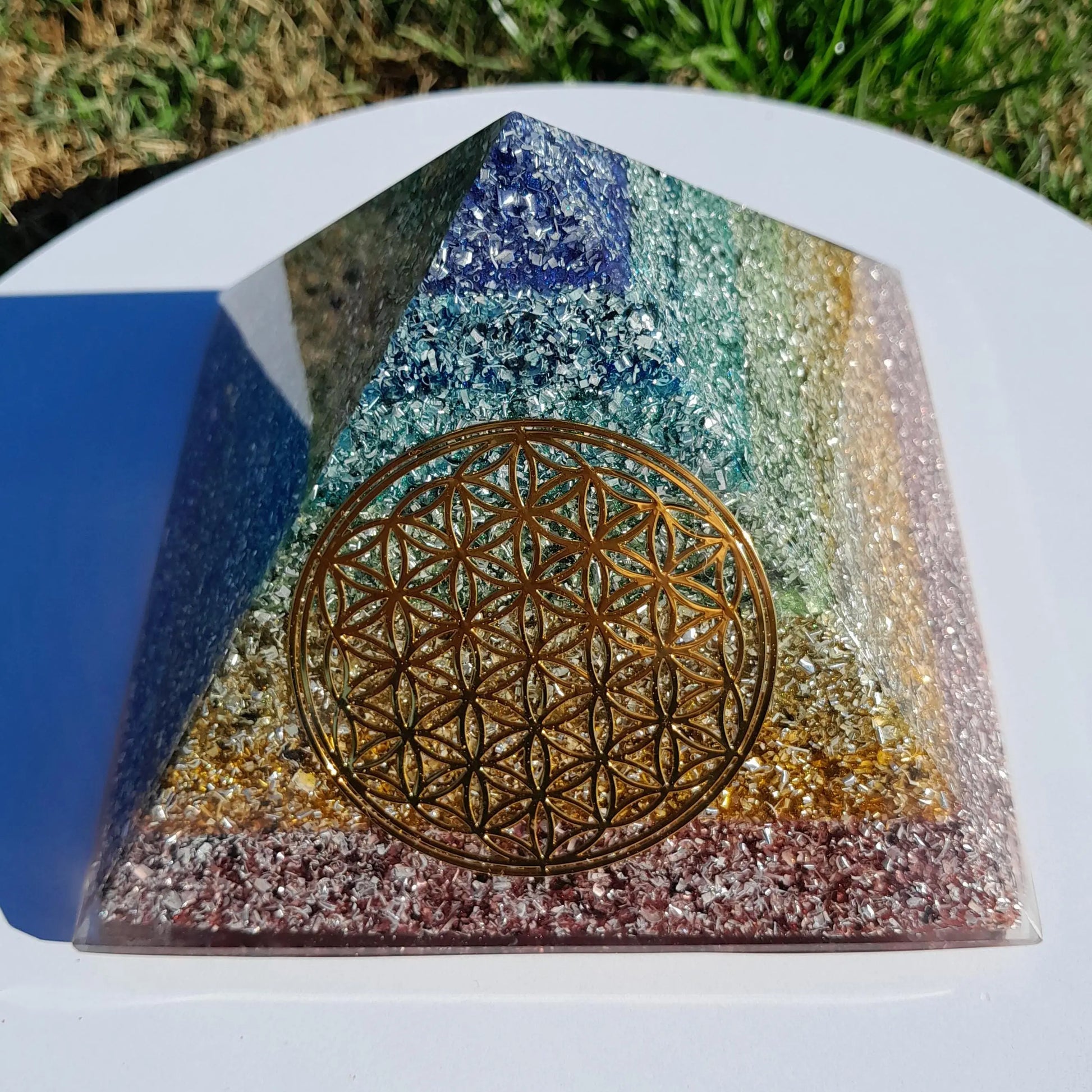 Pirámide Orgonita 7 Chakras con Flor de la Vida Dorada- 140mm de Base- Orgone Energy