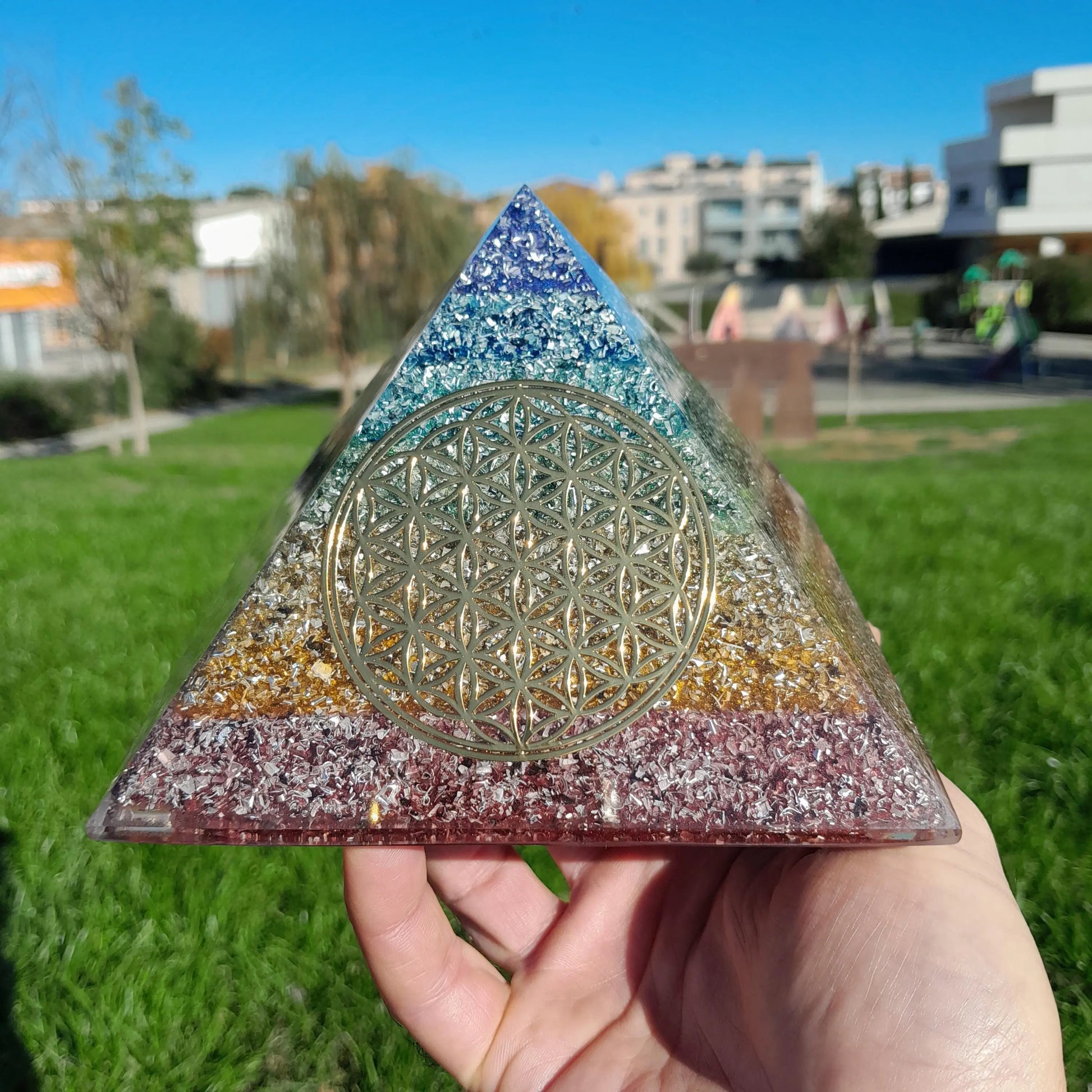 Pirámide Orgonita 7 Chakras con Flor de la Vida Dorada- 140mm de Base- Orgone Energy