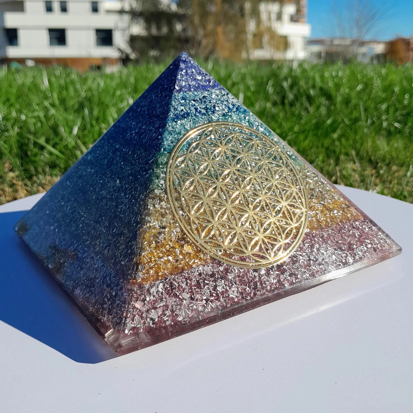 Pirámide Orgonita 7 Chakras con Flor de la Vida Dorada- 140mm de Base- Orgone Energy