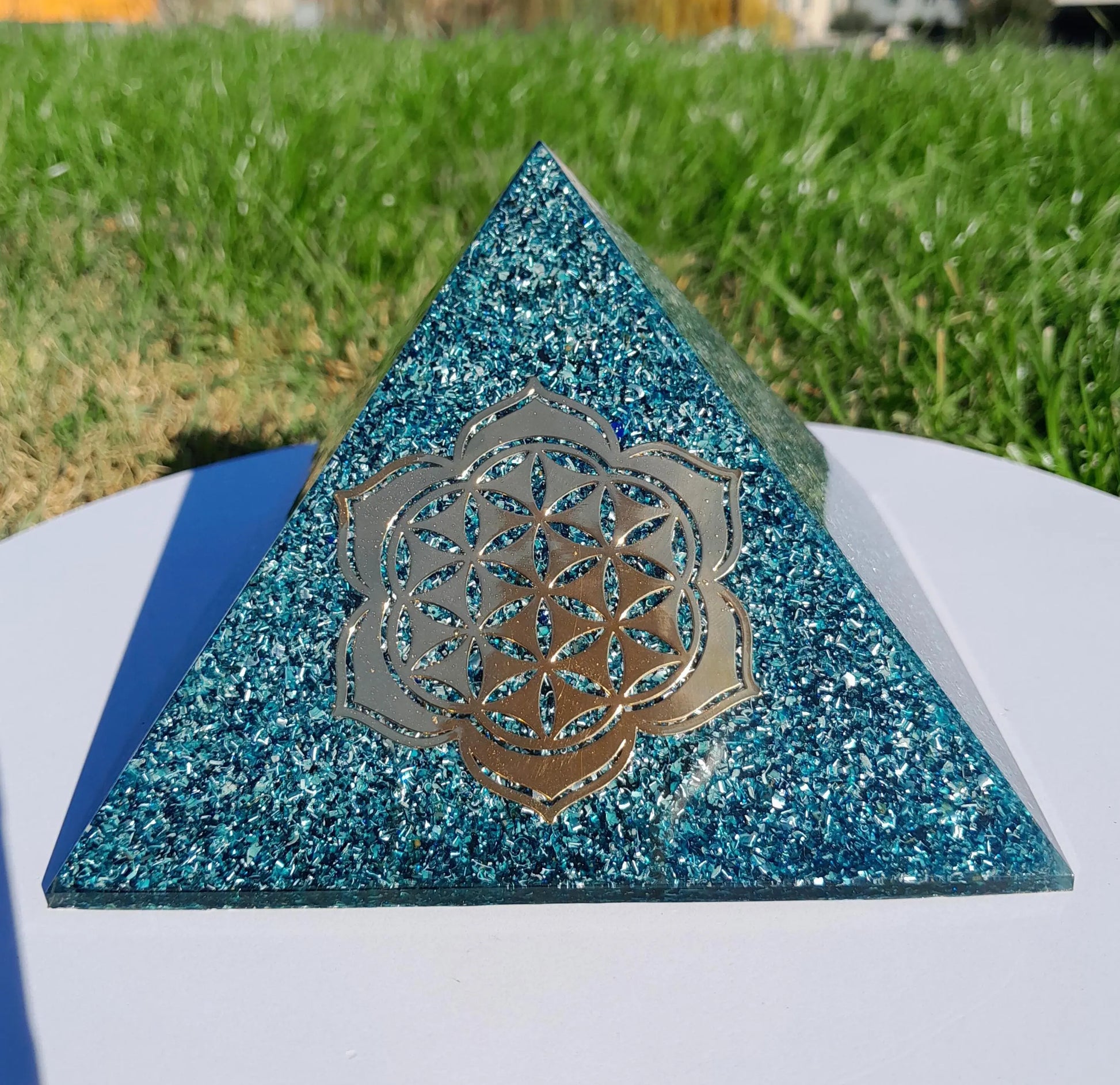 Pirámide Orgonita Flor de Loto con Flor de la Vida - 140mm de Base- Orgone Pyramid