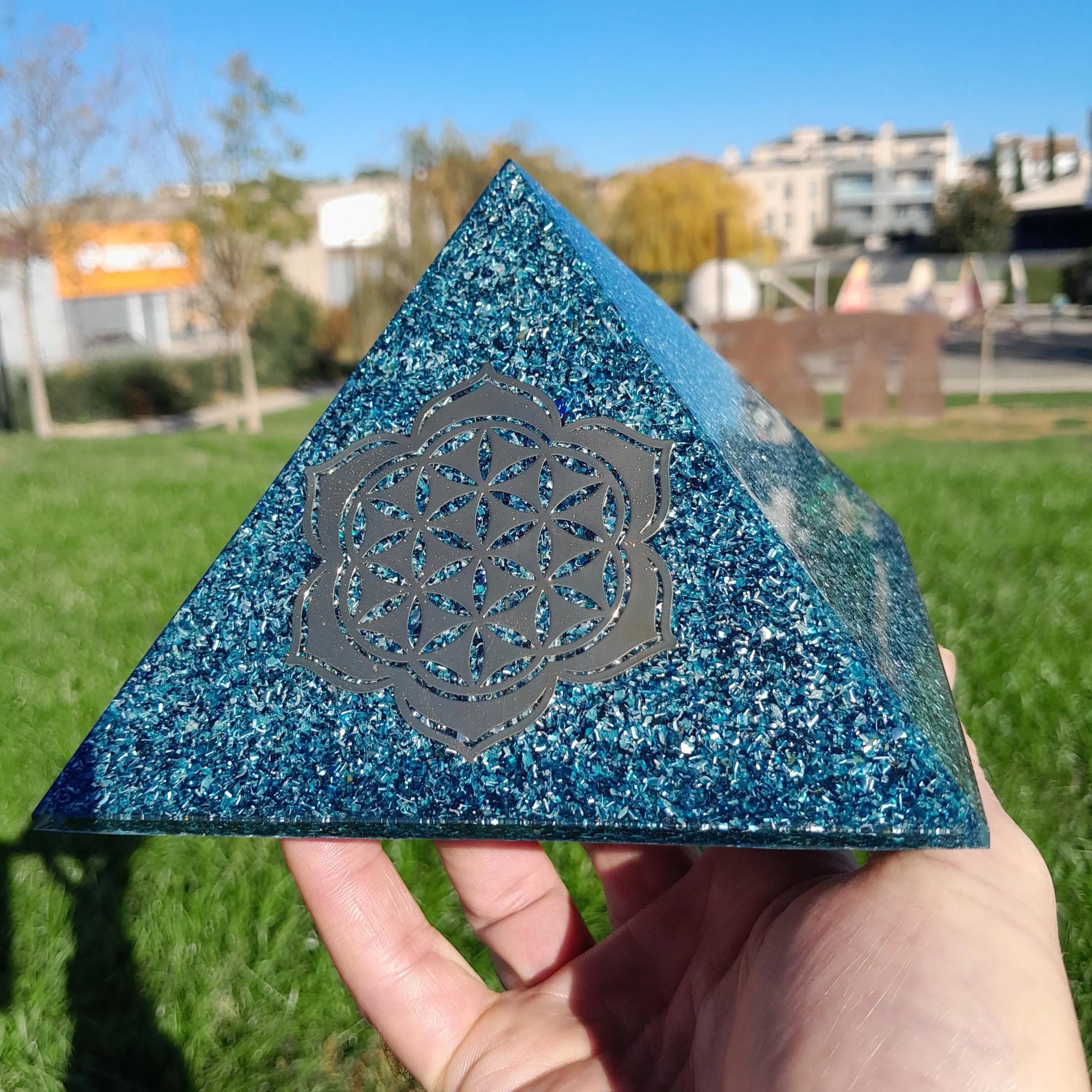 Pirámide Orgonita Flor de Loto con Flor de la Vida - 140mm de Base- Orgone Pyramid