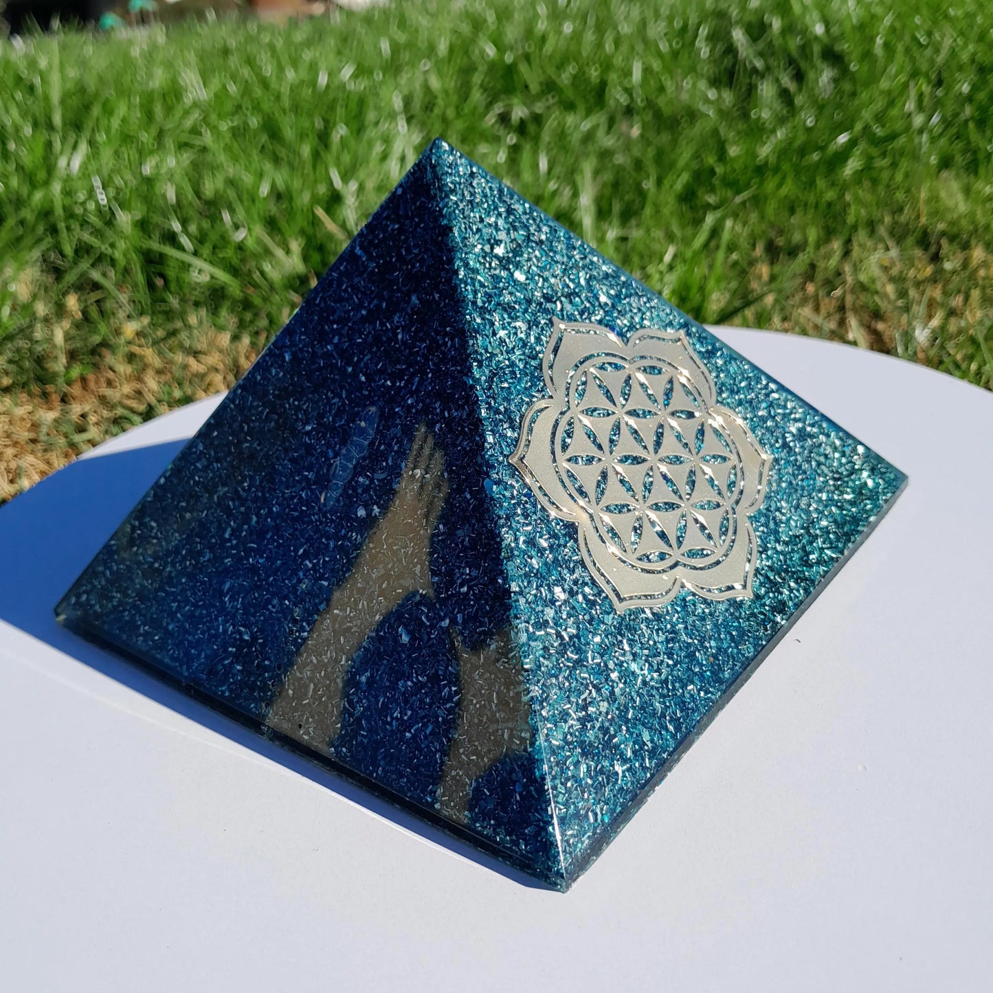 Pirámide Orgonita Flor de Loto con Flor de la Vida - 140mm de Base- Orgone Pyramid