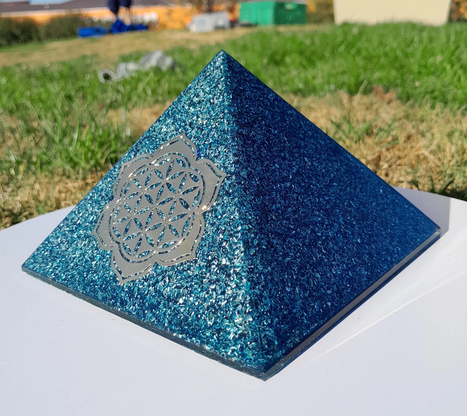 Pirámide Orgonita Flor de Loto con Flor de la Vida - 140mm de Base- Orgone Pyramid