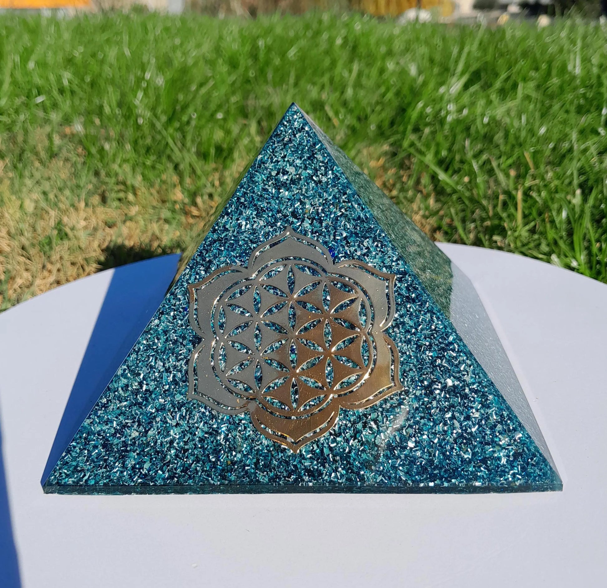 Pirámide Orgonita Flor de Loto con Flor de la Vida - 140mm de Base- Orgone Pyramid