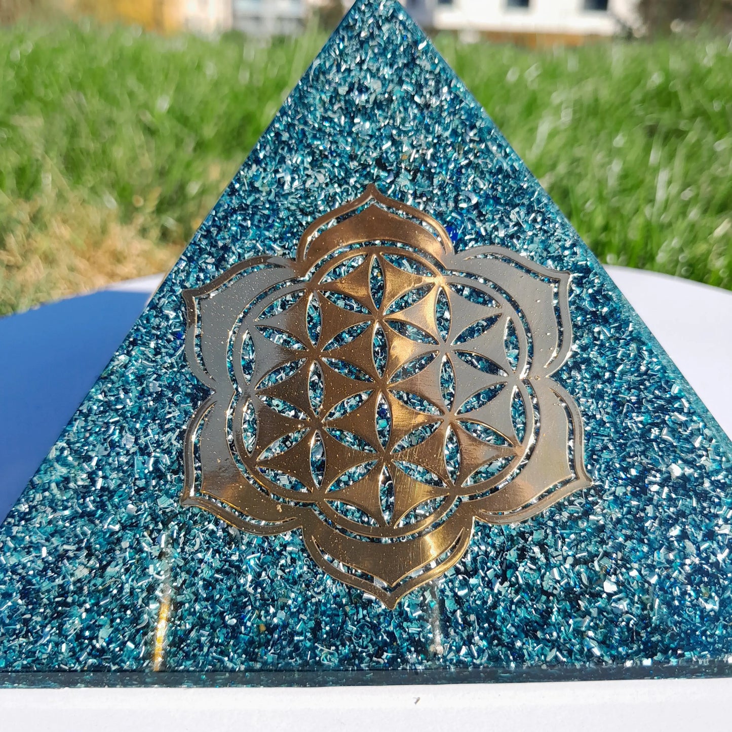 Pirámide Orgonita Flor de Loto con Flor de la Vida - 140mm de Base- Orgone Pyramid