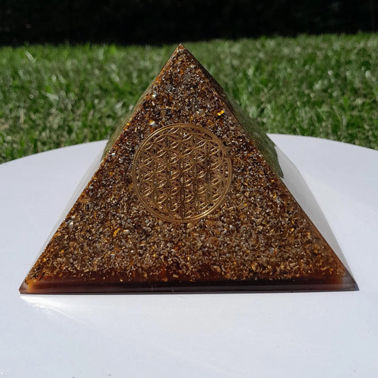 Pirámide Orgonita Flor de la Vida color Caramelo- 120mm de Base - mundoorgon