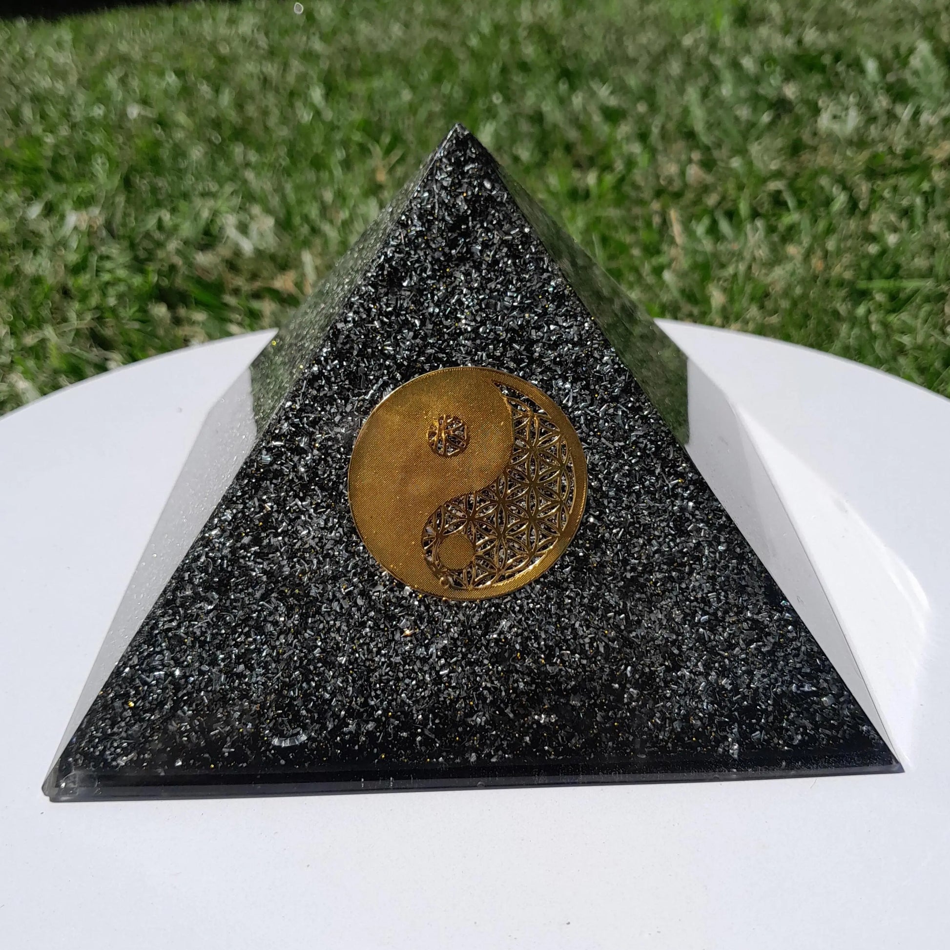 Pirámide Orgonita Yin Yang con Shunguita- 140mm de Base - mundoorgon