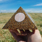 Pirámide de Orgonita Caramelo con Antena Lakhovsky- 140mm de Base - mundoorgon