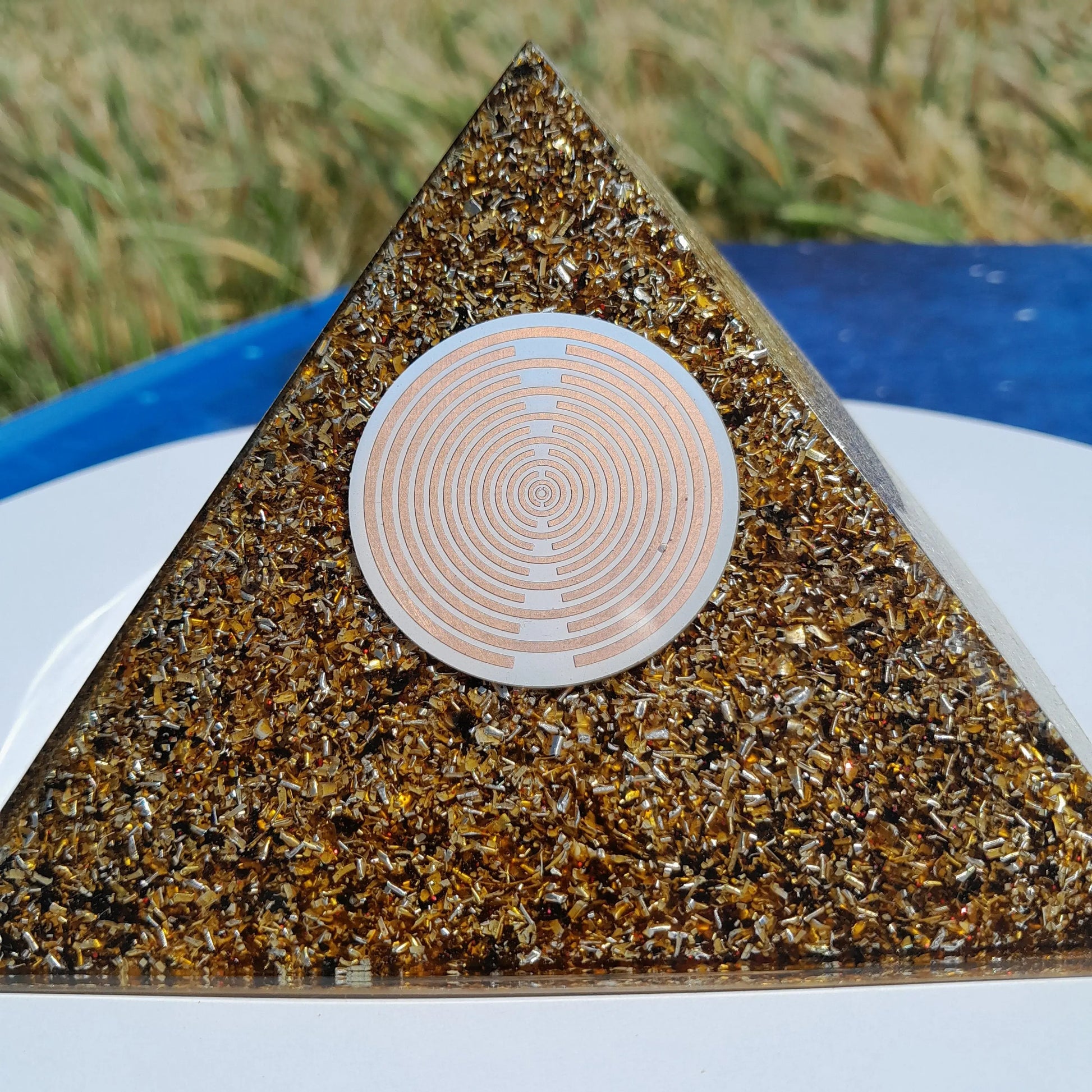 Pirámide de Orgonita Caramelo con Antena Lakhovsky- 140mm de Base - mundoorgon