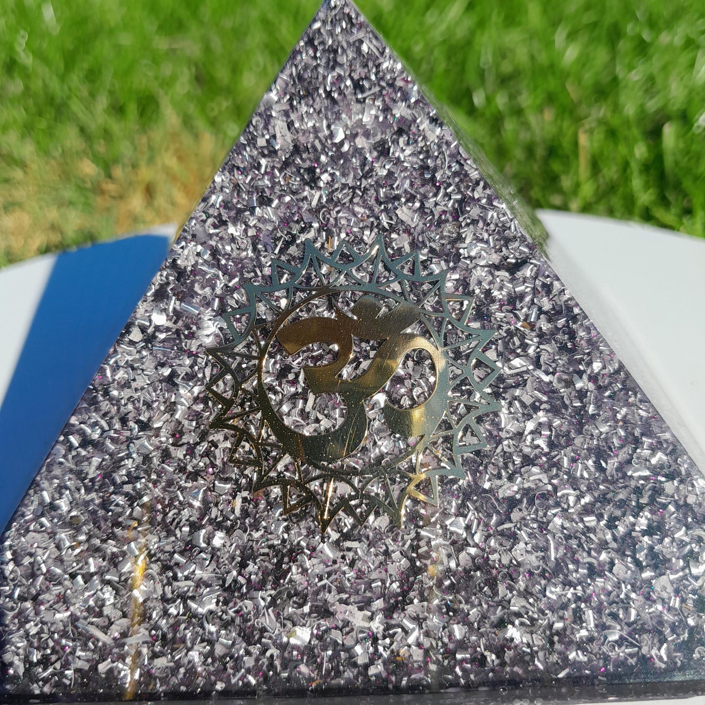 Pirámide Orgonita Mantra Om- Violeta- 120mm de Base- Orgone Pyramid