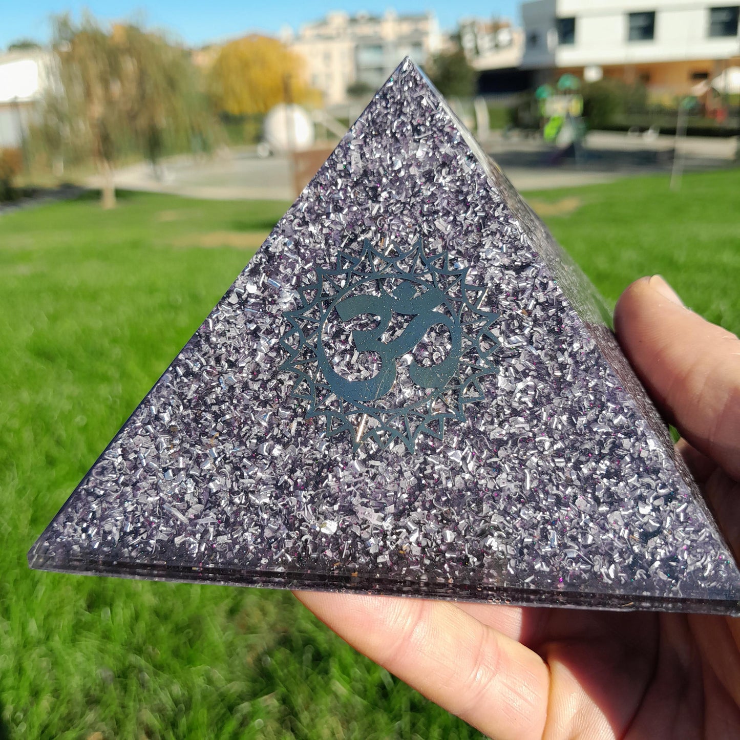 Pirámide Orgonita Mantra Om- Violeta- 120mm de Base- Orgone Pyramid