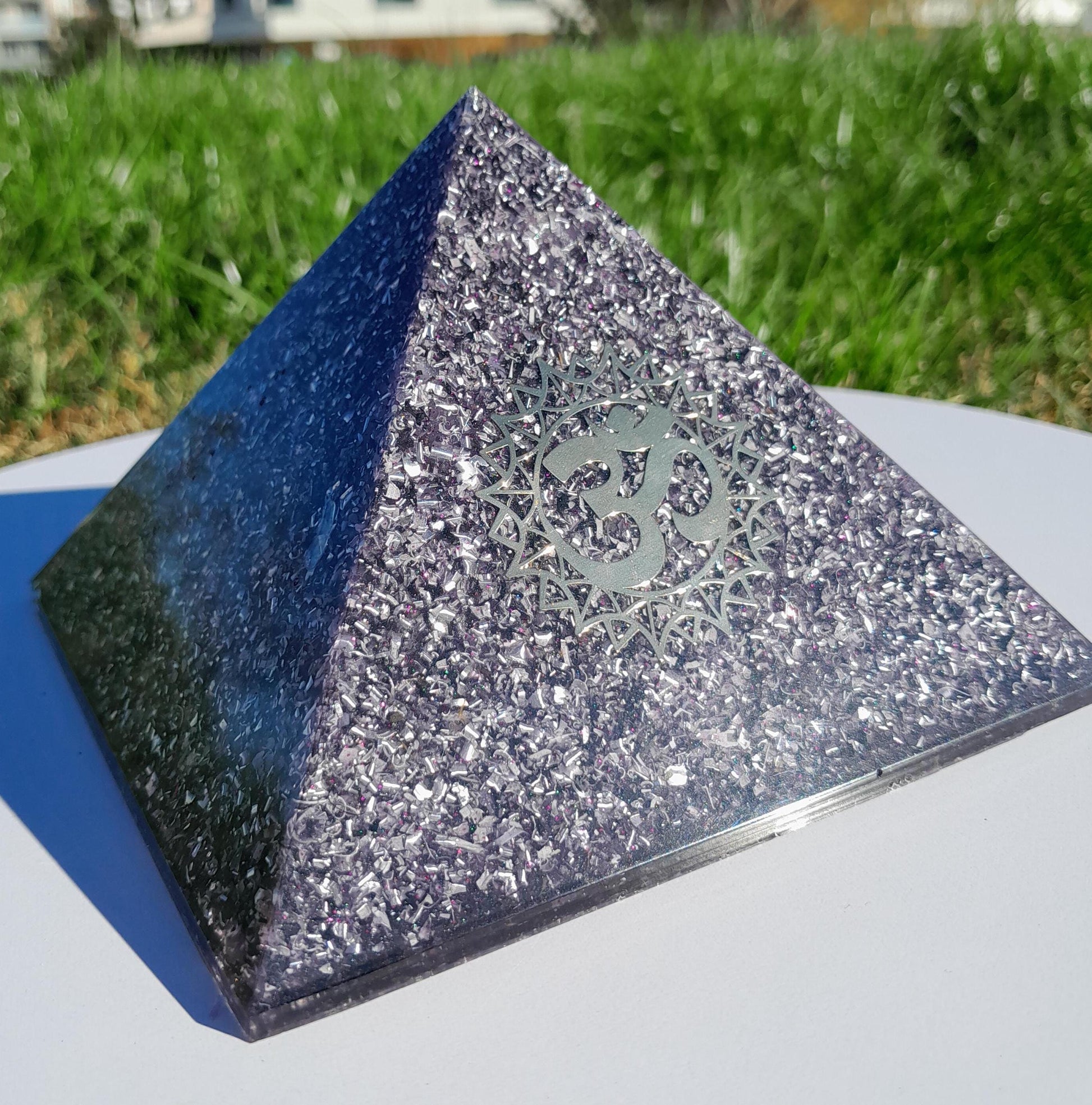 Pirámide Orgonita Mantra Om- Violeta- 120mm de Base- Orgone Pyramid