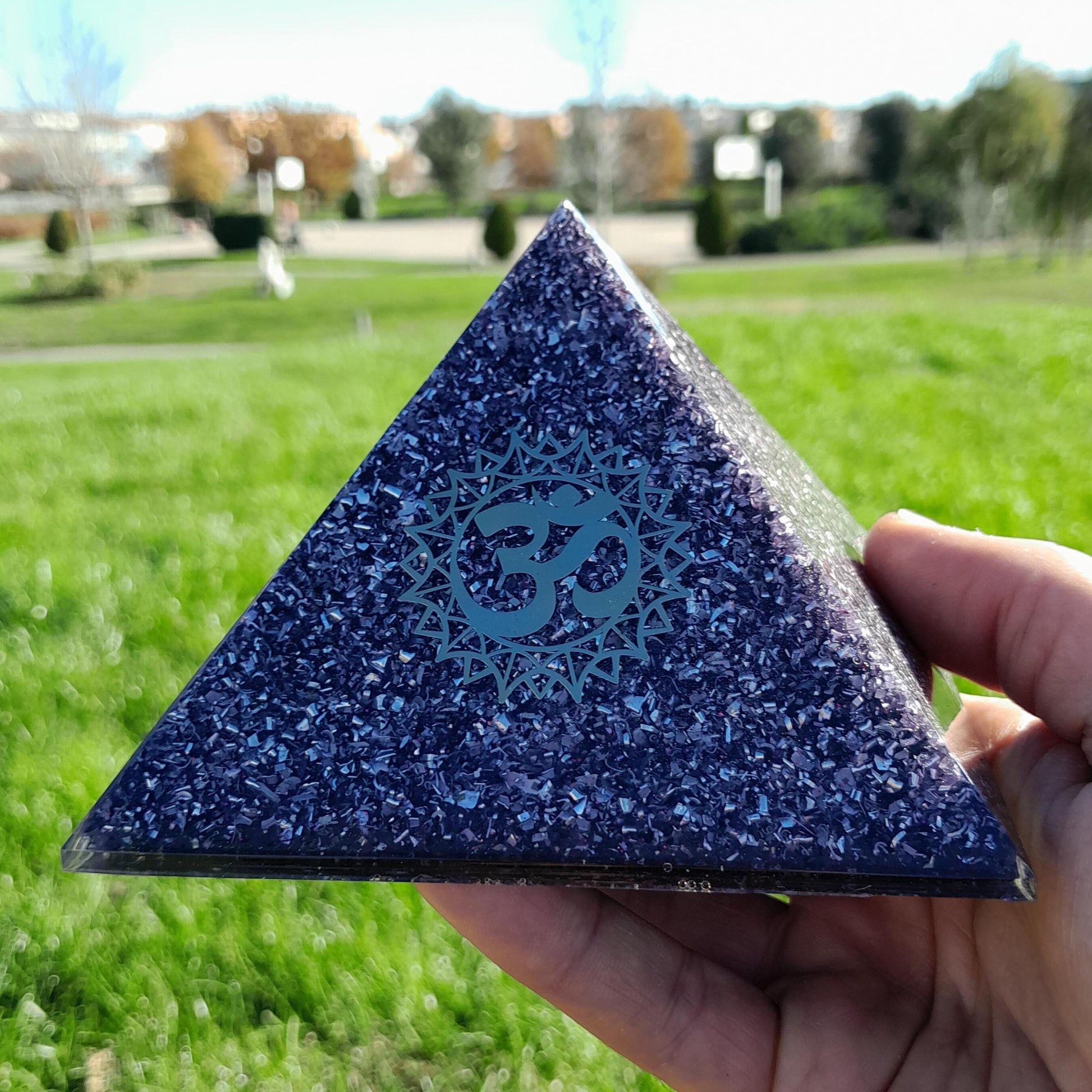 Pirámide Orgonita Mantra Om- Violeta- 120mm de Base- Orgone Pyramid