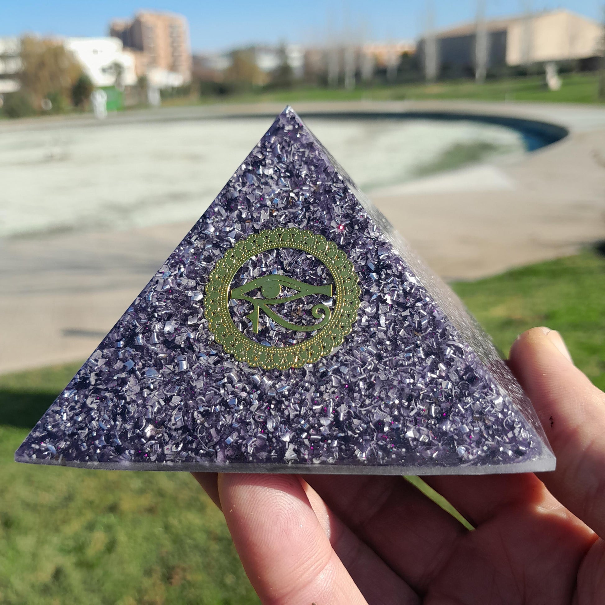 Pirámide Orgonita Ojo de Horus- 90mm de Base- Protección 5G- Orgone Pyramid