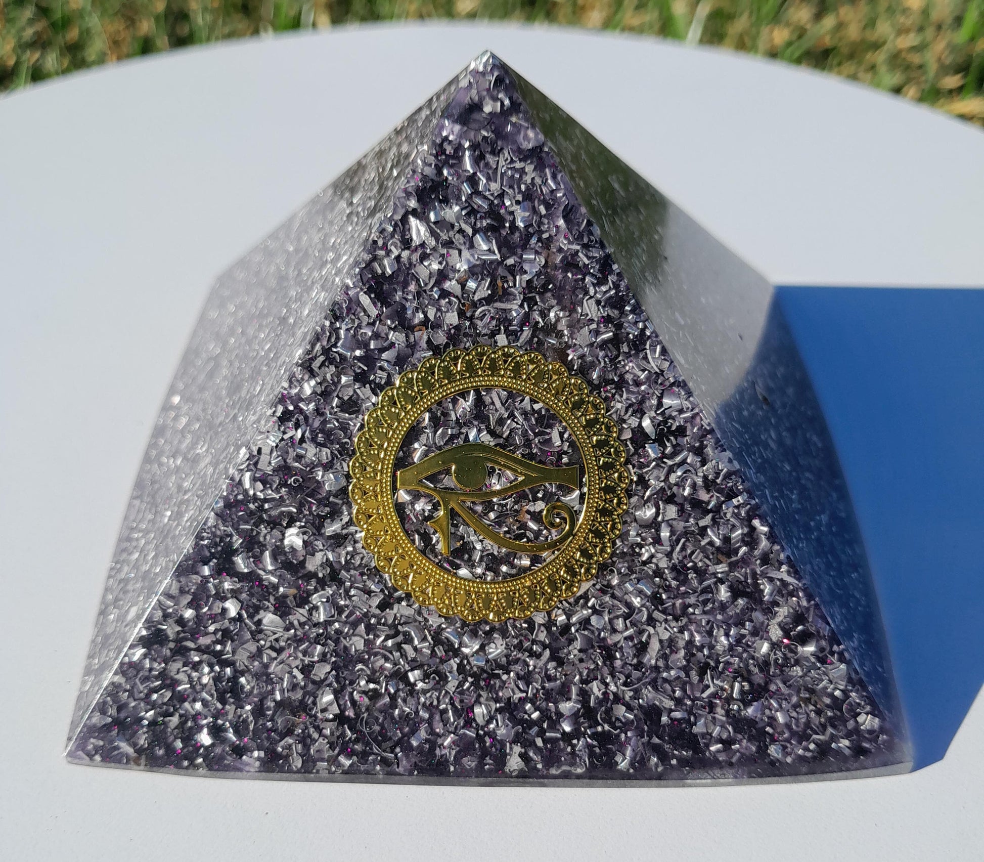 Pirámide Orgonita Ojo de Horus- 90mm de Base- Protección 5G- Orgone Pyramid