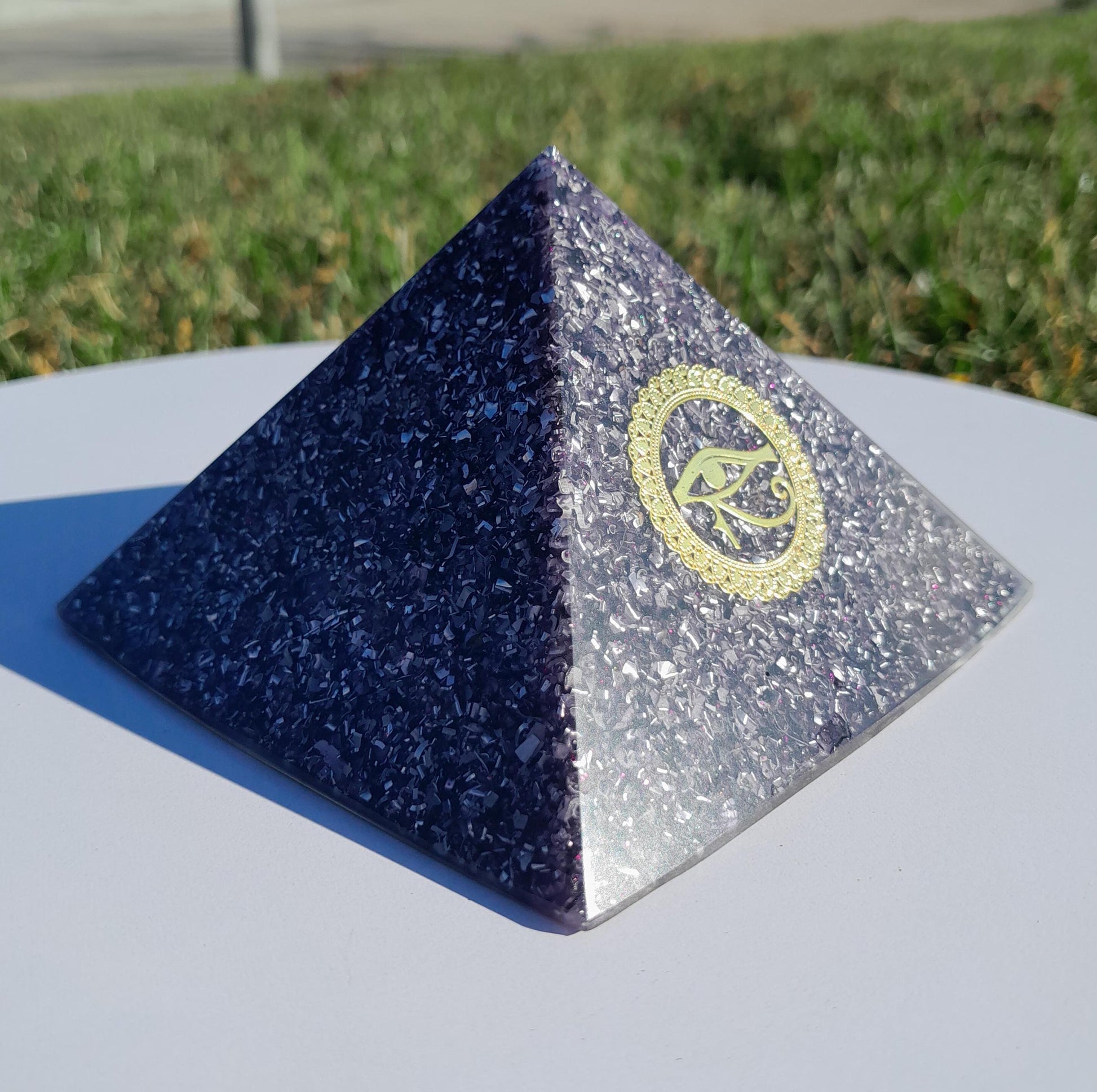 Pirámide Orgonita Ojo de Horus- 90mm de Base- Protección 5G- Orgone Pyramid