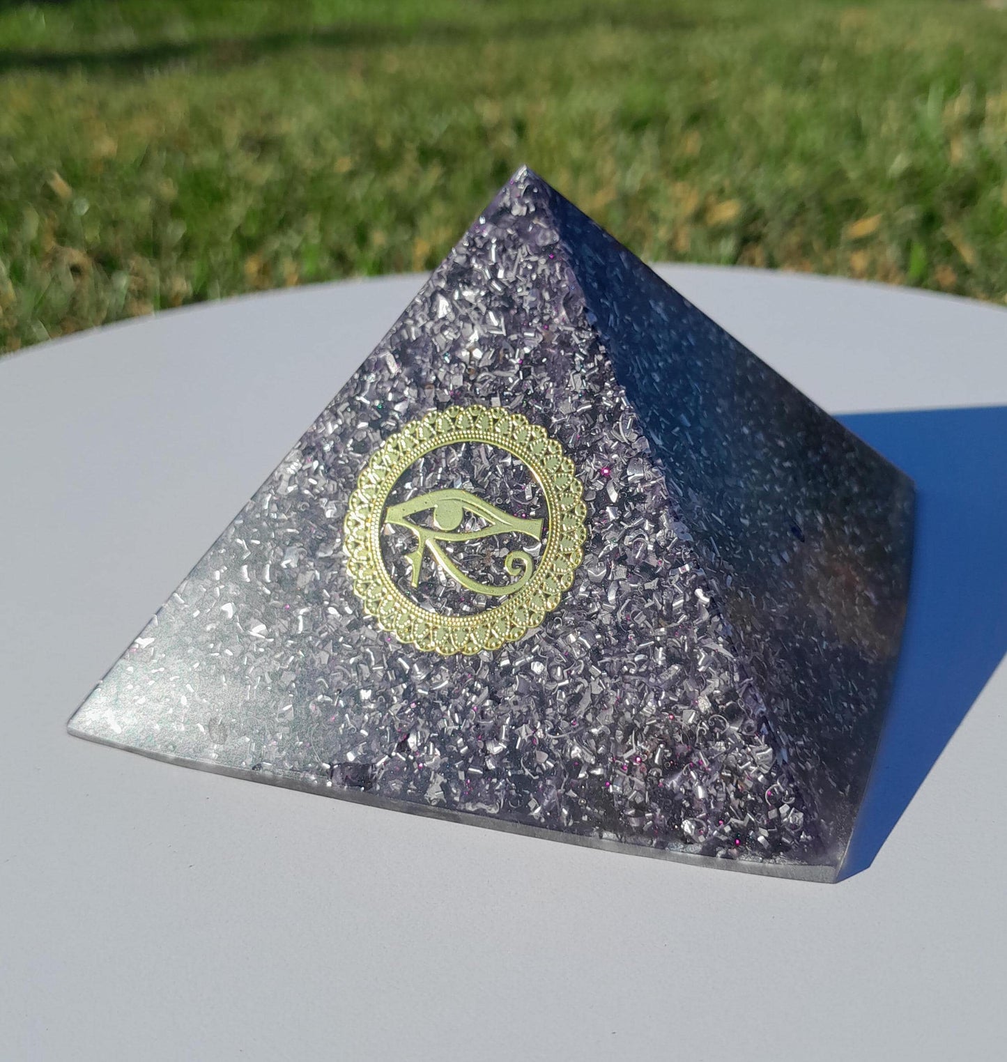 Pirámide Orgonita Ojo de Horus- 90mm de Base- Protección 5G- Orgone Pyramid