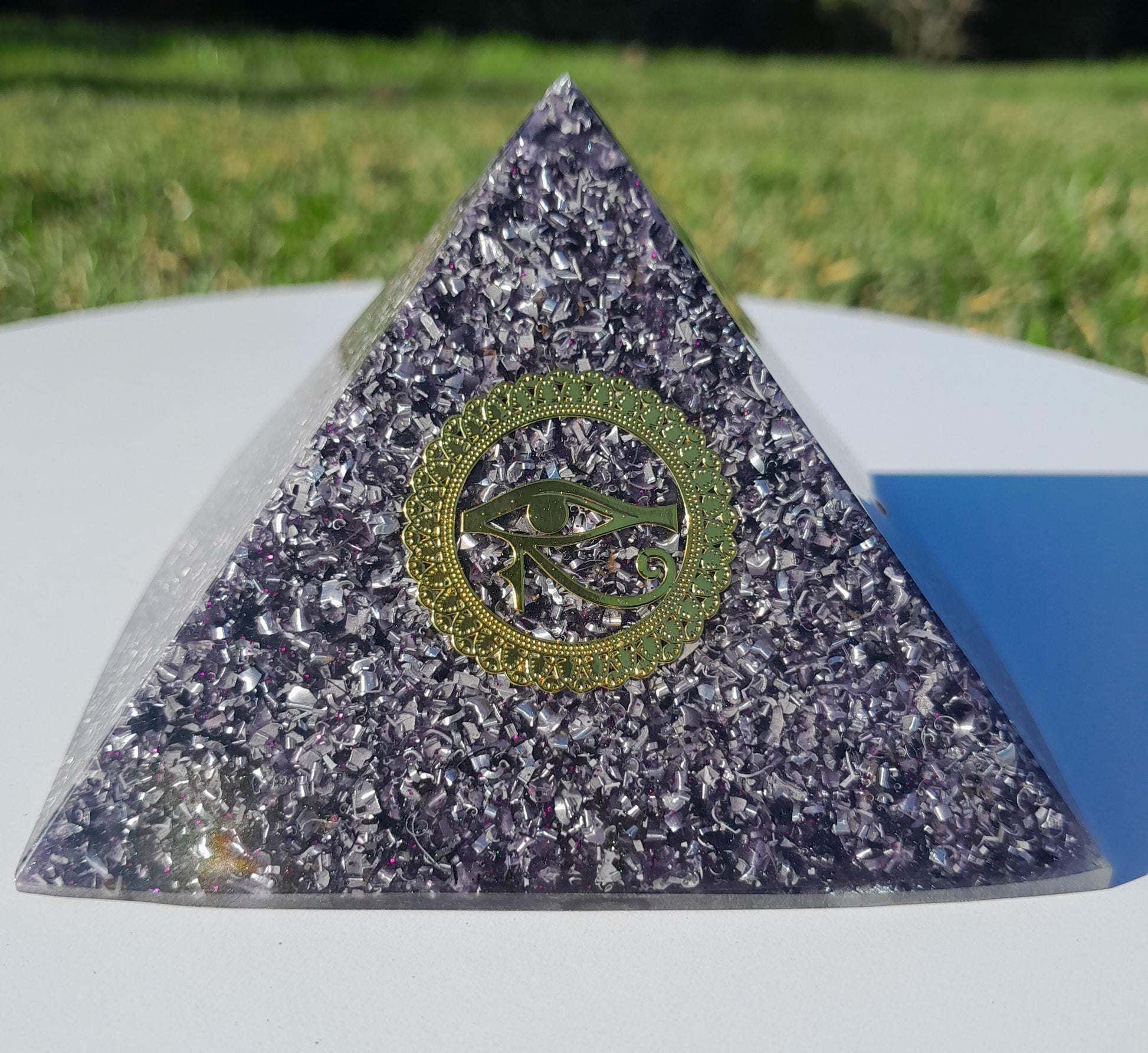 Pirámide Orgonita Ojo de Horus- 90mm de Base- Protección 5G- Orgone Pyramid