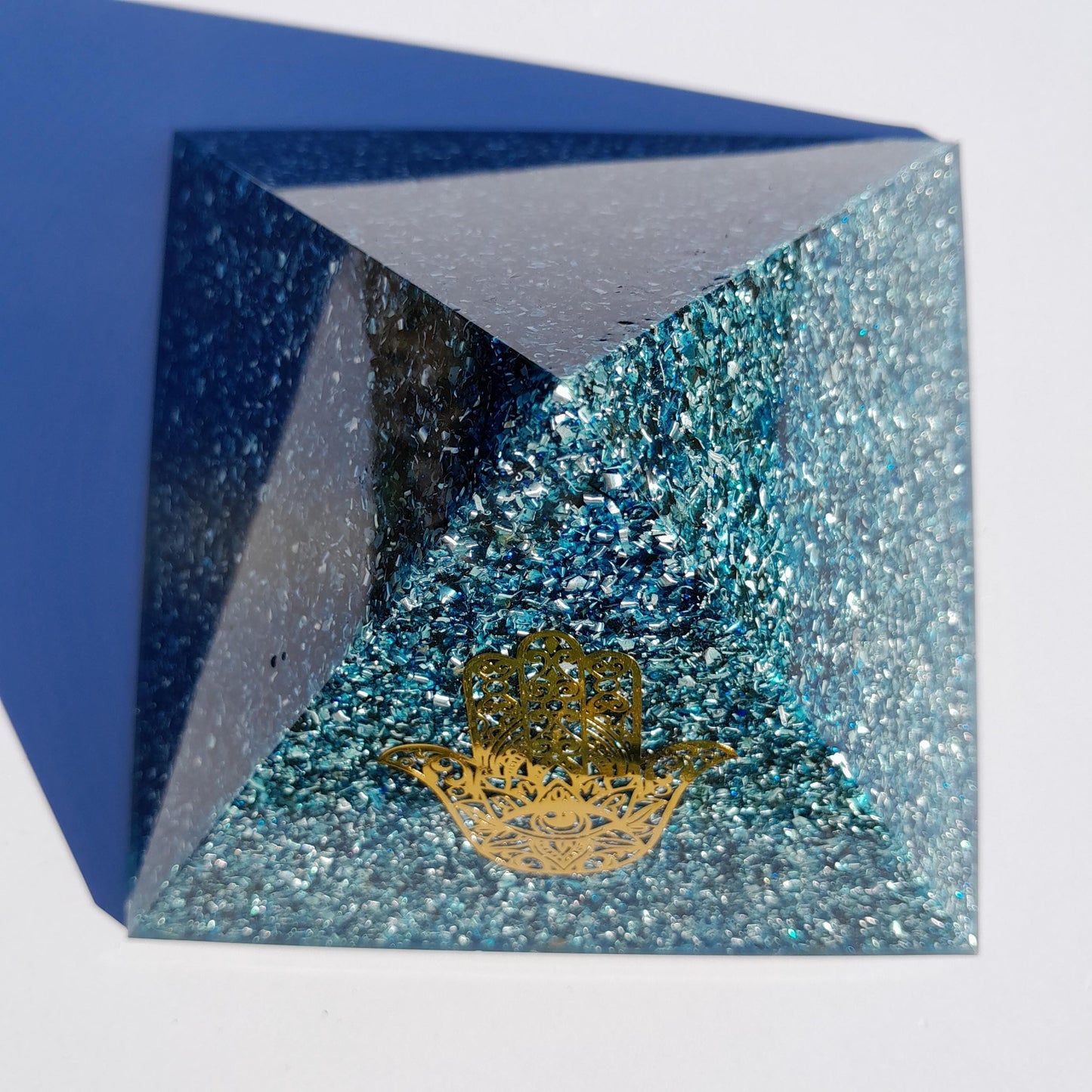 Pirámide Orgonita Mano de Fátima Azul - 140mm de Base- Orgone Pyramid4