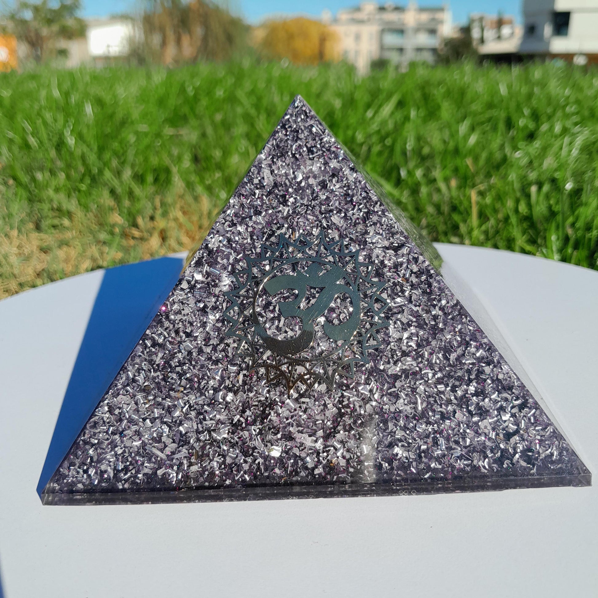 Pirámide Orgonita Mantra Om- Violeta- 120mm de Base- Orgone Pyramid