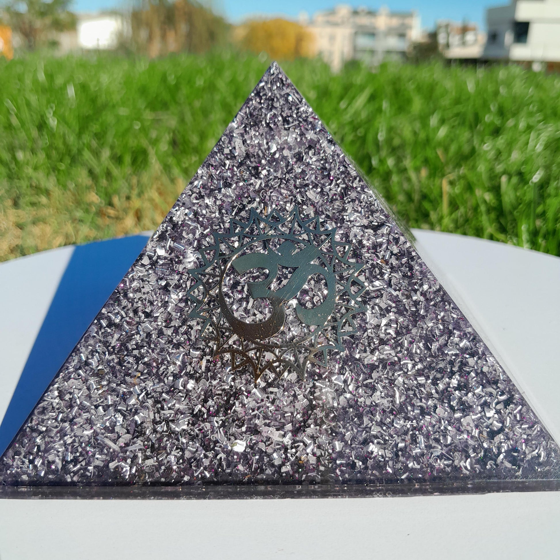 Pirámide Orgonita Mantra Om- Violeta- 120mm de Base- Orgone Pyramid