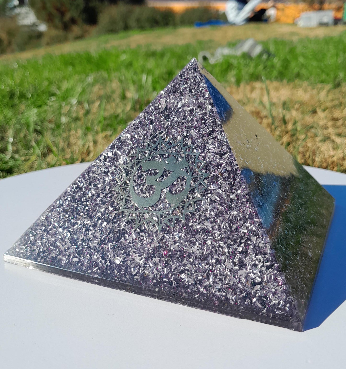 Pirámide Orgonita Mantra Om- Violeta- 120mm de Base- Orgone Pyramid