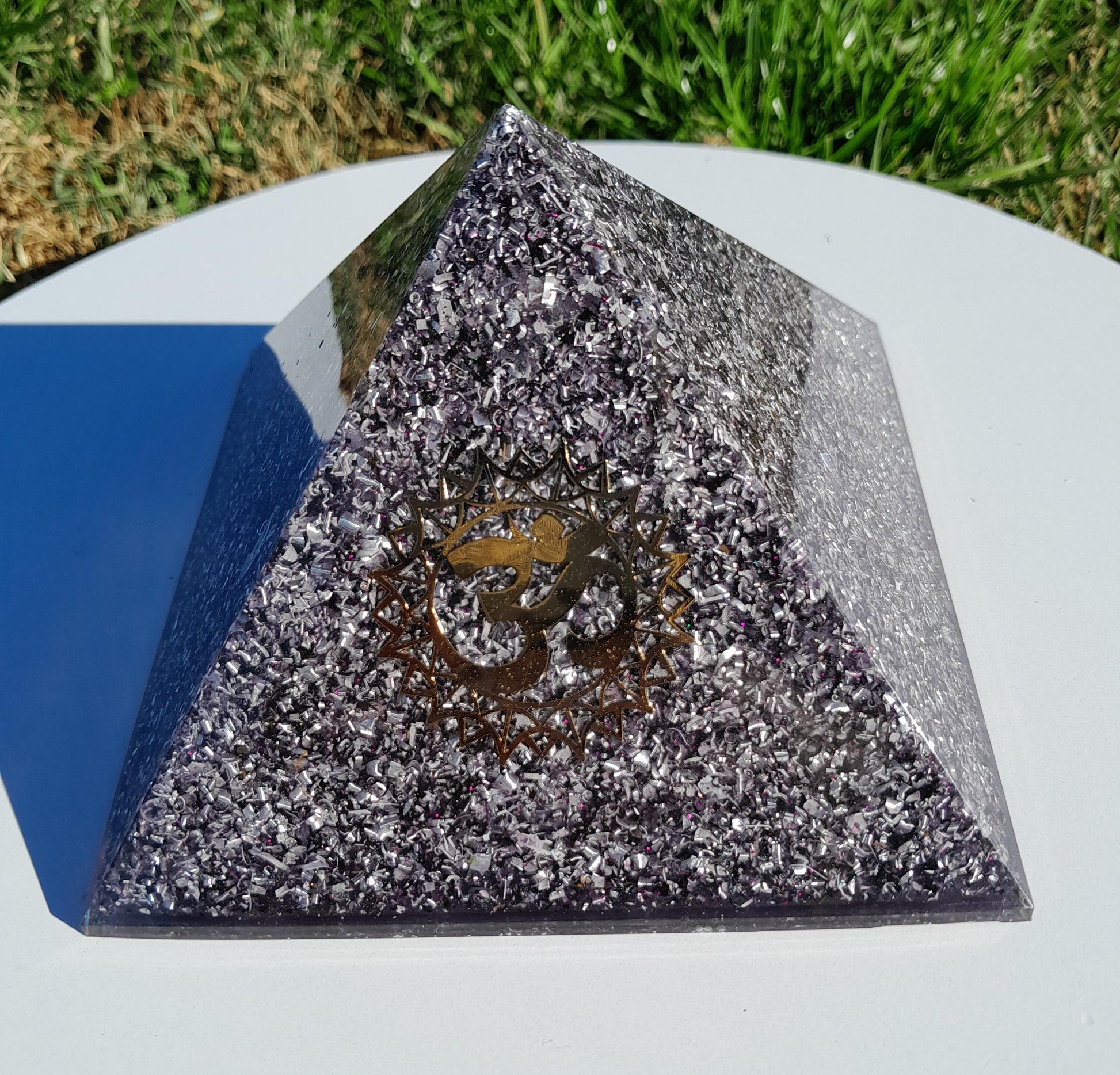 Pirámide Orgonita Mantra Om- Violeta- 120mm de Base- Orgone Pyramid