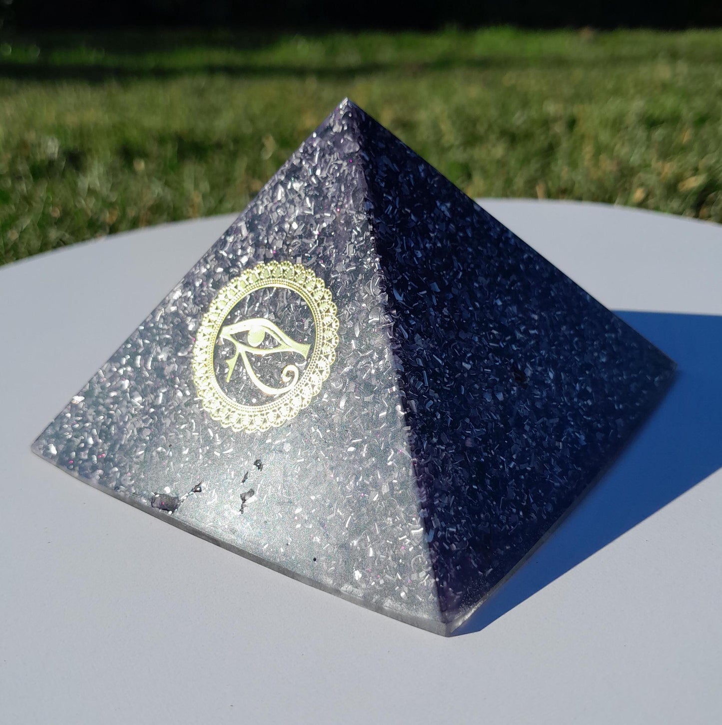 Pirámide Orgonita Ojo de Horus- 90mm de Base- Protección 5G- Orgone Pyramid