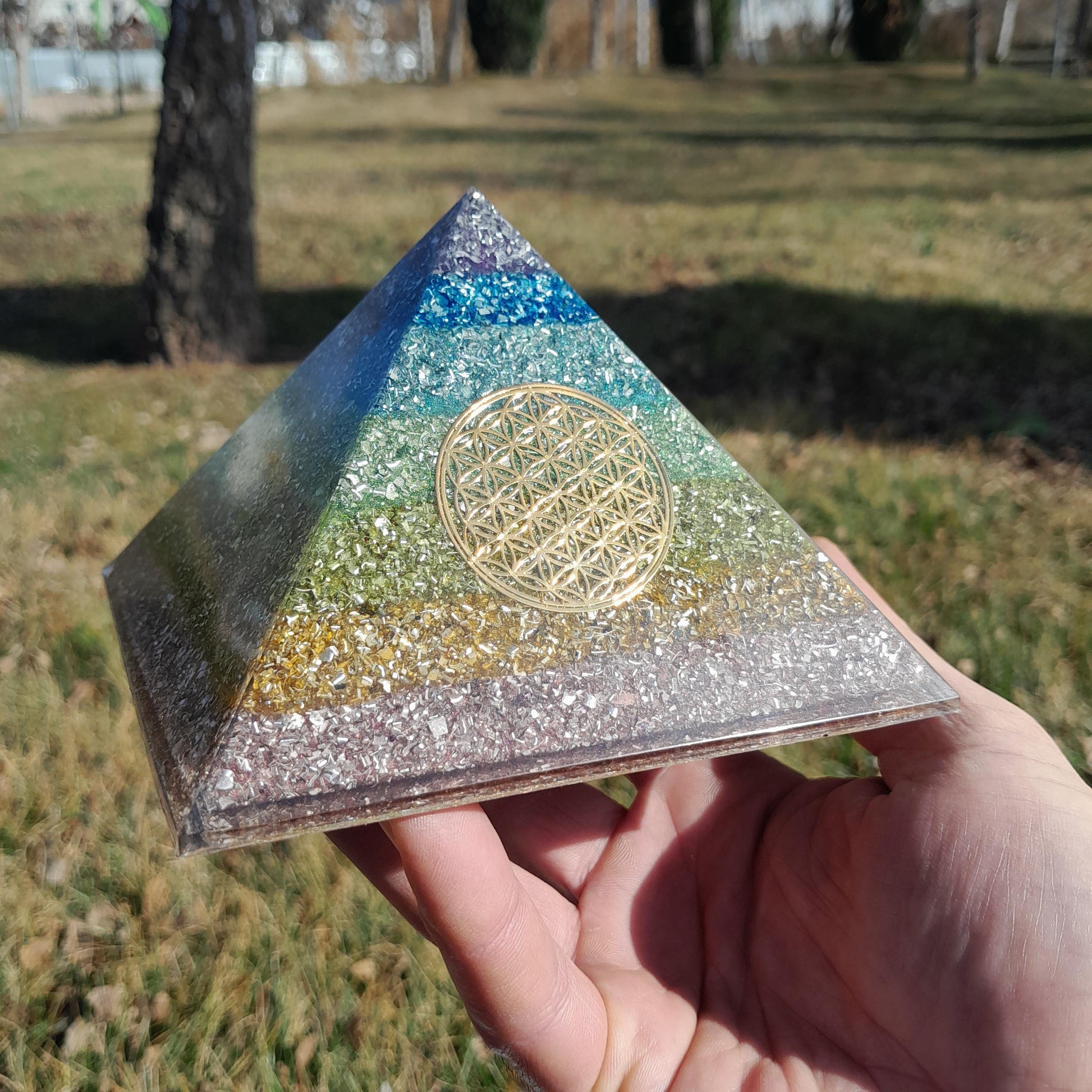 Pirámide Orgonita 7 Chakras Flor de la Vida- 120mm de Base- Orgone Pyramid