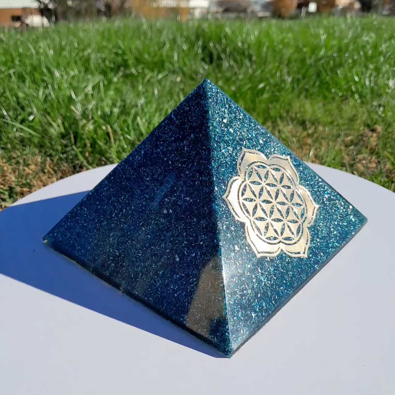 Pirámide Orgonita Flor de Loto con Flor de la Vida - 140mm de Base- Orgone Pyramid