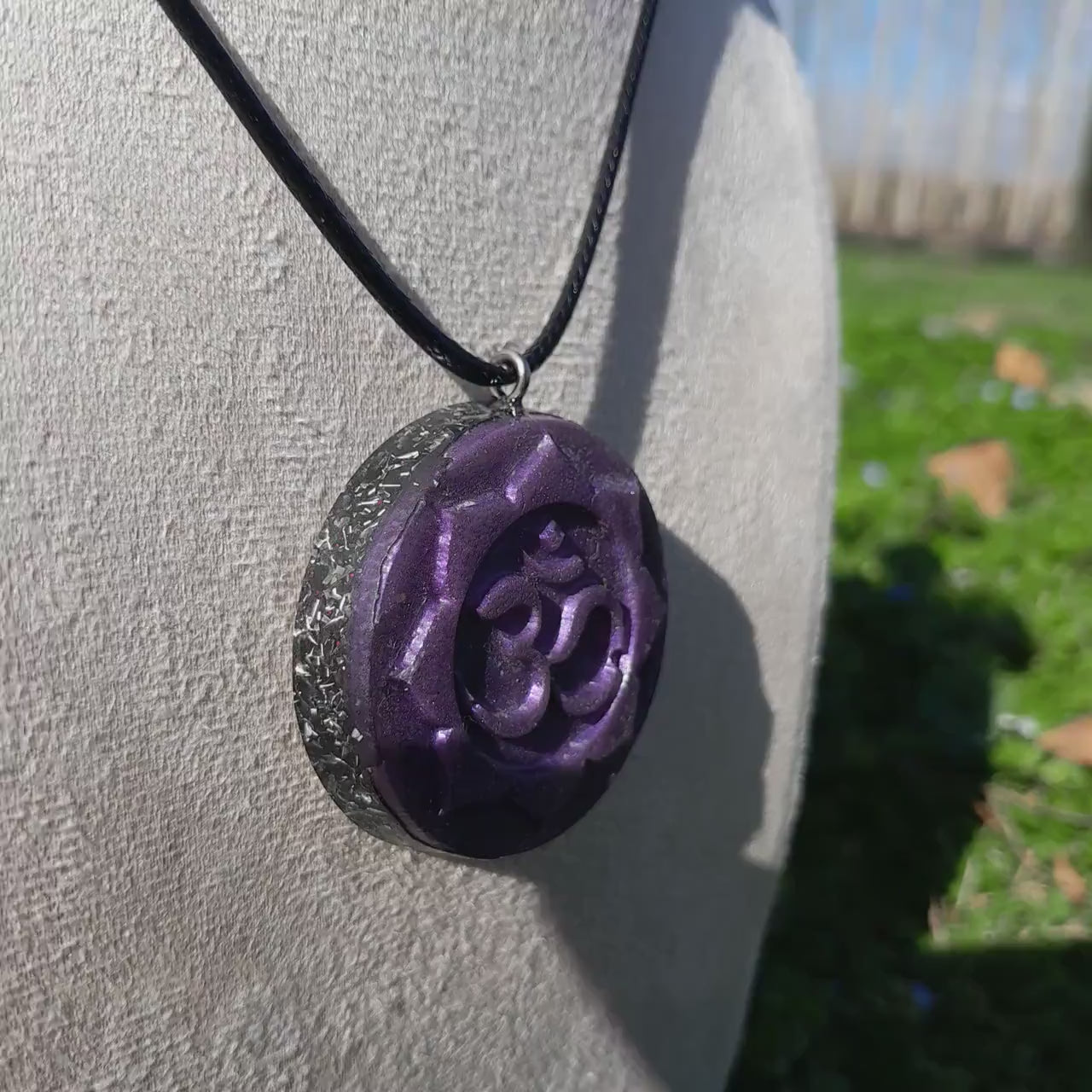 Colgante Orgonita Om con Flor de Loto- Shunguita en polvo- Protección 5G y EMF- Shungite Pendant