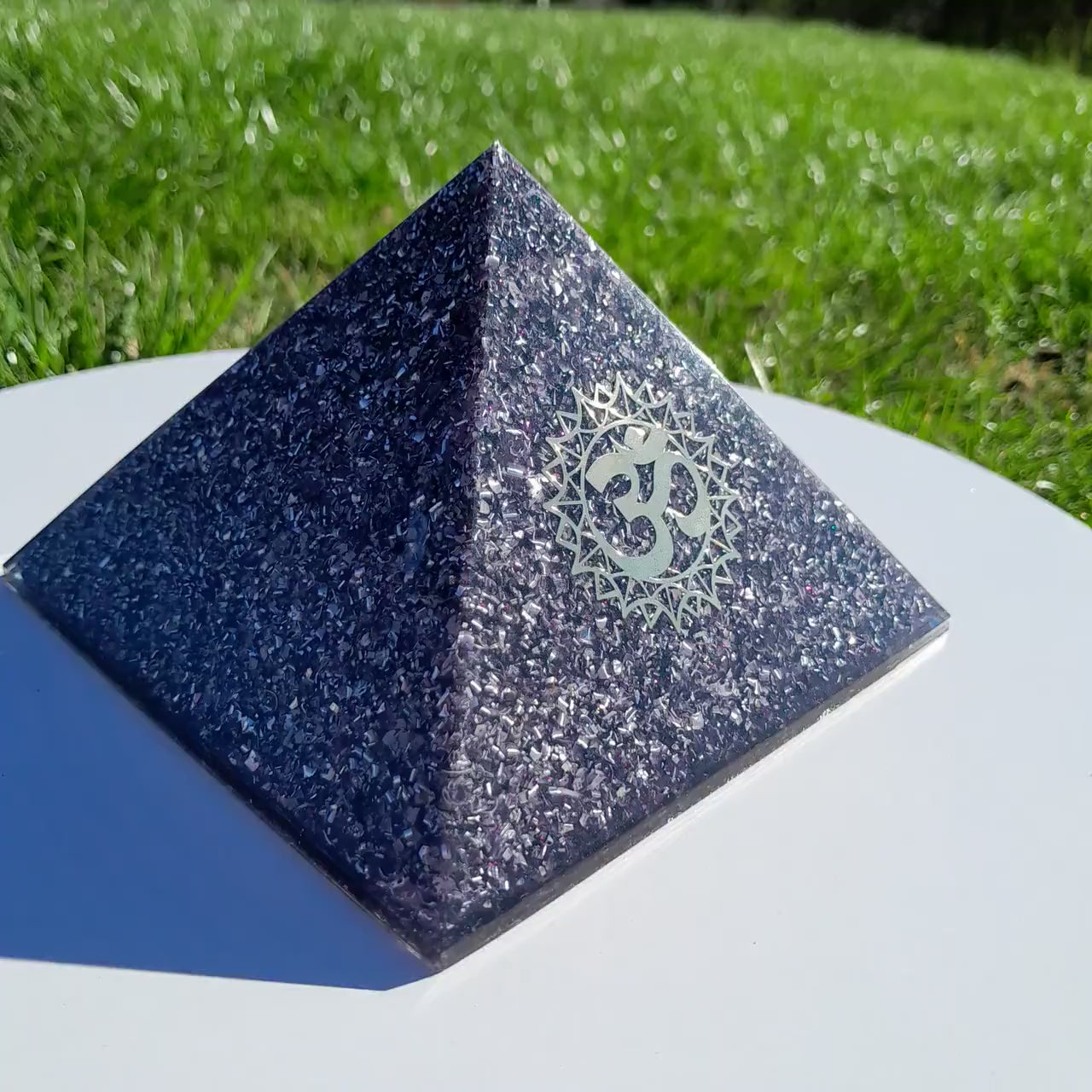 Pirámide Orgonita Mantra Om- Violeta- 120mm de Base- Orgone Pyramid