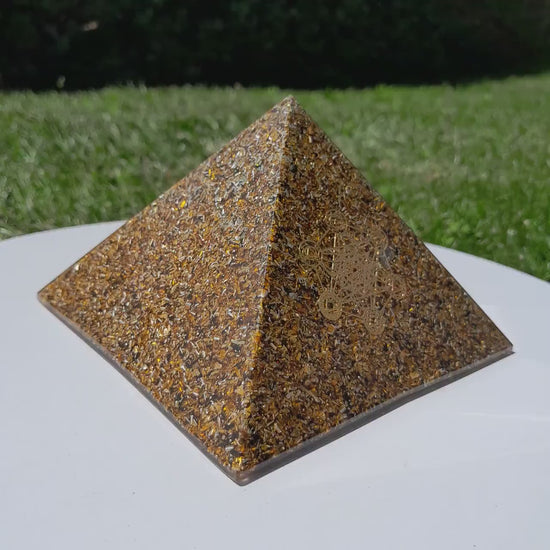 Pirámide Orgonita Metatron Color Caramelo- 120mm de Base- Protección 5G- Orgone Pyramide